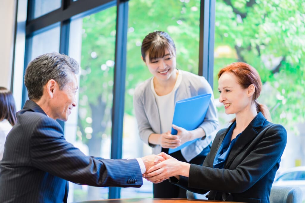 Interpretation service in meeting between Japanese and foreigner